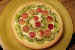 fruit tart served on a coloured plate 