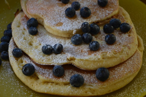 add icing sugar on blueberry pancakes